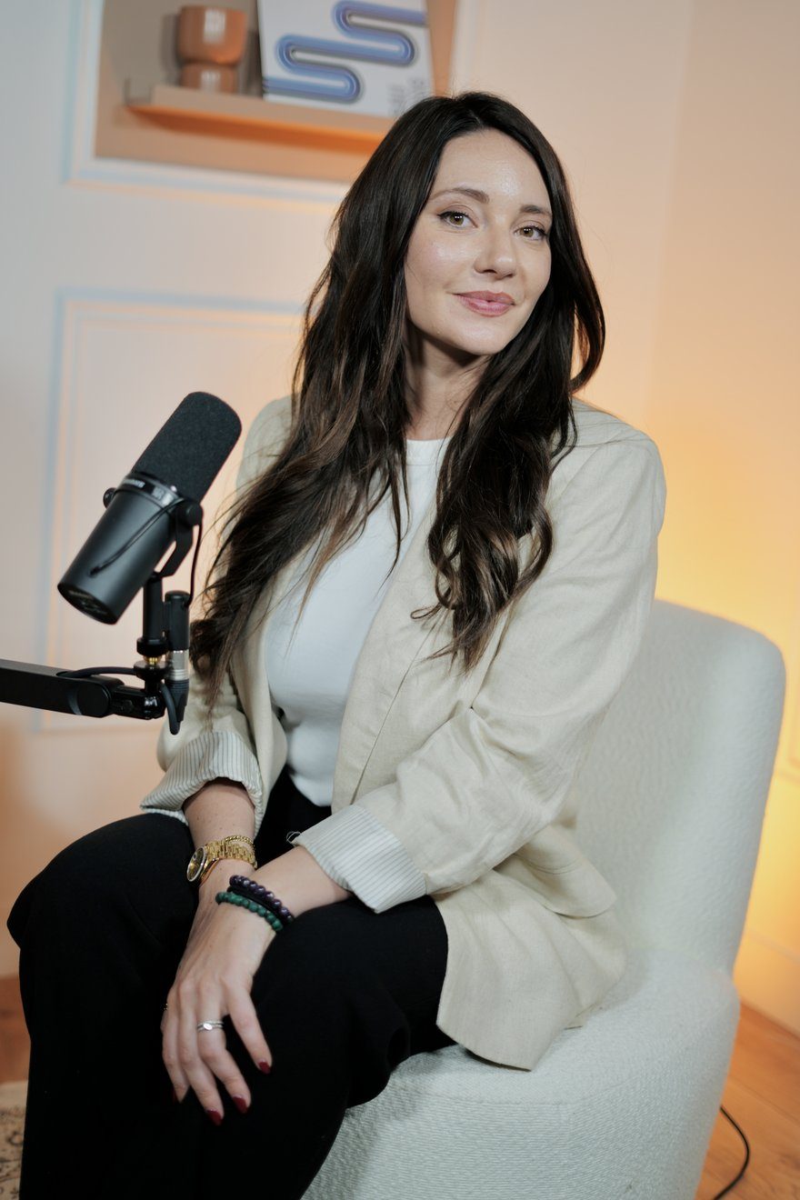 Emeline Siron en studio, devant le micro d'Out of the Box